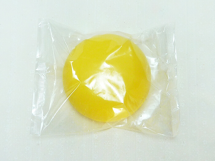 żółte okrągłe mydło